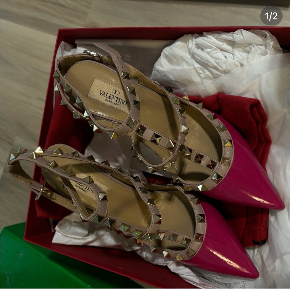 Valentino Pink Pyramid Studded Heels

Heel height: 100 mm / 4 in.